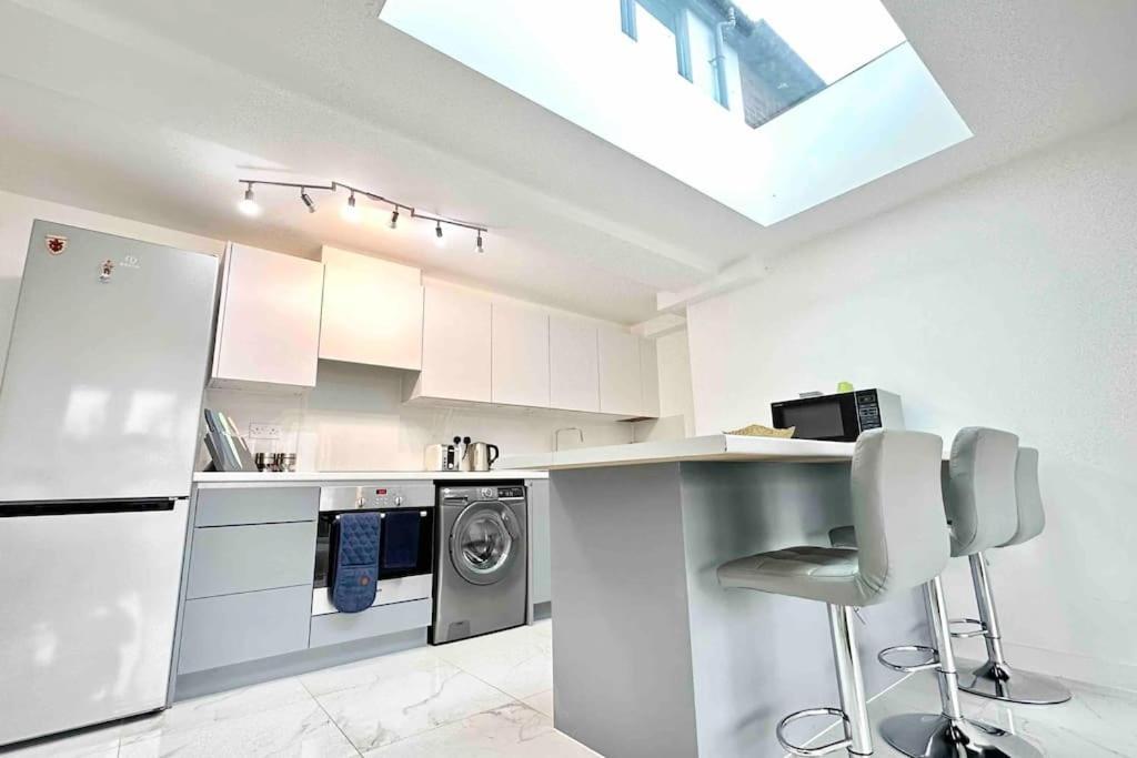 Paradigm House, Stunning 2-Bedroom Apartment 1, Free Parking, Oxford Eksteriør billede