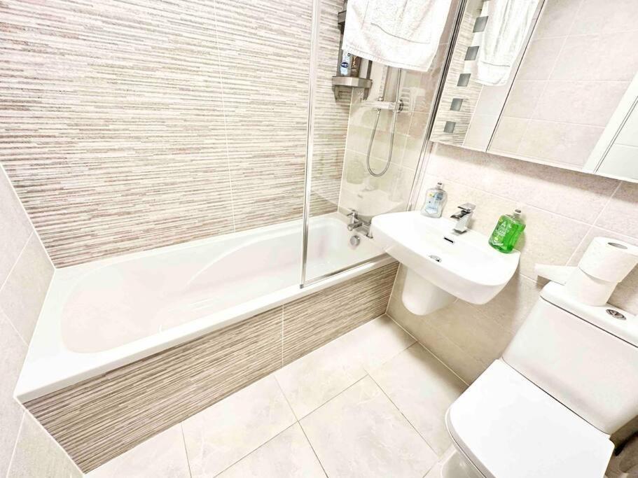 Paradigm House, Stunning 2-Bedroom Apartment 1, Free Parking, Oxford Eksteriør billede